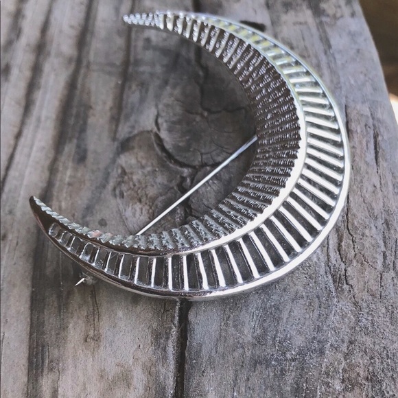 Sarah Coventry Jewelry - VTG Sarah Coventry Moon Brooch